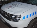 Hororová scéna v Kráľovskom Chlmci: FOTO Muž zaútočil sekerou na policajtov