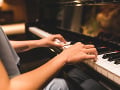 Chcel prehlušiť zvuk klavíra, dnes zato poriadne zaplatí: Učiteľka dostane tučné odškodné