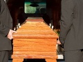 Mladík (20) sa zobudil na svojom vlastnom pohrebe: Minúty predtým, ako ho mali pochovať!