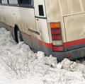 Autobus so 40 cestujúcimi uviazol v snehu