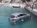 Dráma v Chorvátsku: VIDEO Nalodenie na trajekt nevyšlo, vodiča aj auto vyťahovali z mora