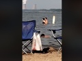 VIDEO Otec sa bol s deťmi kúpať pri jazere, keď si vo vode všimol dvojicu: Veď oni tam...!
