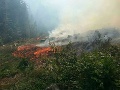 FOTO Hasiči opäť v akcii! Pri obci Nižná horí les, zasahujú už tri hodiny
