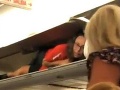 Pasažieri sa pri nástupe do lietadla nestačili čudovať: VIDEO Letuška predviedla niečo veľmi divné