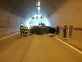 AKTUÁLNE Tunel Sitina je neprejazdný: V smere do Petržalky sa zrazili dve autá