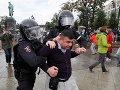 Pokojný protest v Moskve sa zmenil behom pár minút: Polícia začala so zatýkaním