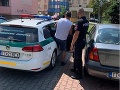 FOTO Opitý vodič vyčíňal v Trnave: Narazil do dvoch značiek a zostal stáť v kruhovom objazde