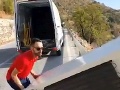 VIDEO Zločin proti prírode: Muž zhodil z útesu chladničku, geniálny krok polície