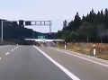 VIDEO Malé lietadlo muselo núdzovo pristáť na diaľnici: Situácia mala nakoniec šťastný koniec