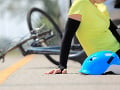 Otec nechal šoférovať auto dvanásťročnému synovi: Zrazil chlapca na bicykli