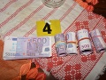 FOTO Cenný úlovok polície: Muži zákona zaistili podozrivé eurobankovky, a to nie je všetko