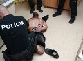 Rušný večer na trnavskom urgente: FOTO Agresívny muž chcel hlavou rozbiť okno, zasiahla až polícia