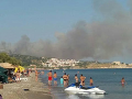 VIDEO Rýchly koniec dovolenky: Na gréckom ostrove Samos zúri požiar, evakuovali stovky turistov
