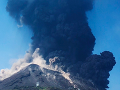 VIDEO Malý infarkt pre turistov v Taliansku: Sopka Stromboli silno vybuchla, zasiahli hasiči