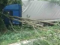 PRÁVE TERAZ Dopravná nehoda v Brezovej pod Bradlom: FOTO Kamión vpálil do stromu