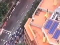 VIDEO Televízny prenos z Vuelty náhodne odhalil totálnu bombu: Pozrite na strechu domu!