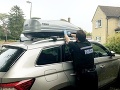 FOTO Manželia po návrate z dovolenky zažili brutálny šok: Z truhly na aute trčala... preboha!