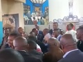 Poslanci sa nezastavili pred ničím: VIDEO hanby! Chaos a bitka v kostole, tvrdá reakcia cirkvi