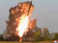 FOTO Severná Kórea otestovala veľký raketomet, dohliadal na to aj Kim Čong-un
