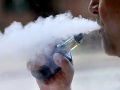 Prišiel trend bezdymových cigariet: Na následky vapovania zomreli ľudia, existuje zdravšie fajčenie?