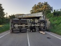 Ups, toto vodič nákladiaku neodhadol: FOTO havarovaného kolosu, centimetre navyše sú niekedy problém