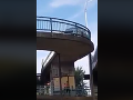 Polícia zverejnila VIDEO z Malaciek plné vulgarizmov: Vodič mercedesu uviazol na lávke pre chodcov