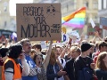 Klimatickí aktivisti protestovali v Melbourne: Zásah polície na koňoch, desiatky zatknutých