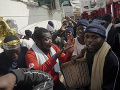 Grécka vláda to nevydržala: Presunula z preplnených táborov na ostrovoch na pevninu 350 migrantov