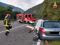 Strašná tragédia: Z plošiny nákladiaka sa vysypalo drevo, pod ním v osobnom aute zomrel školák