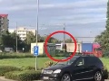 Stal sa svedkom zrážky ako zo zlého sna! VIDEO V Bratislave do nákladiaka vpálil vlak, ostrá reakcia poslanca