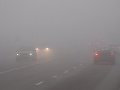 Vodiči, pozor! Meteorológovia na strednom a východnom Slovensku upozorňujú na hmlu