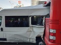 Desivá nehoda v Bratislave: FOTO Dodávku odhodilo do autobusu, zo slov svedka mrazí