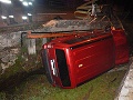 Mladík v Dolnom Lieskove v plnej rýchlosti prevrátil auto do potoka: Dychovú skúšku odmietol