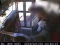 Školák v autobuse hádzal odpadky: Krutá pomsta vodiča na VIDEU