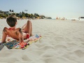 VIDEO Turistka sa opaľovala na pláži: Našla prázdnu fľašu, no keď sa prizrela bližšie... preboha!