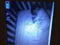 Matka sa zhrozila pri pohľade na postieľku, v ktorej spal jej syn: Čo to, preboha, leží vedľa neho?