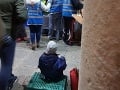 FOTO, ktoré drásajú srdce: Chlapček sa stravuje na ulici, je to národná hanba!