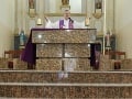 FOTO kňaza obletela celý svet: Ľudia ho milujú, veď pozrite na to, čo má pred oltárom