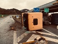 FOTO Pri zjazde z diaľnice sa prevrátil kamión, zablokoval cestu zo Žiliny do Bytče