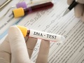 Mladík daroval priateľke na Vianoce DNA test: Ten po 30 rokoch nečakane odhalil šokujúce rodinné tajomstvo
