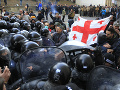 FOTO Rušné momenty v Gruzínsku: Polícia zadržala pred parlamentom 37 demonštrantov, 6 ranených