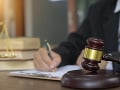 Komunikácia v nerozhodnutej a prejednávanej veci medzi advokátom a sudcom je neprípustná