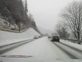 Aktuálna situácia na cestách: Pozor na sneh, v Dobšinej spadol strom a poškodil plynový rozvod