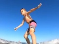 VIDEO Otec nakrúcal syna (7) pri surfovaní: Zrazu ho niečo skoplo dolu, doma zistili čo!