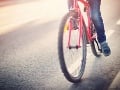 Tínedžer si bol zajazdiť na bicykli: V jednej kormidlo, v druhej drink a... totálny horor