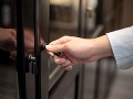 Mladík (23) ukázal partnerke na prvom rande mŕtvu starú matku v skrini