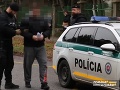 Otrasné zverstvá za dverami bytu: VIDEO Policajti zatkli muža, ktorý pred deťmi týral ženu
