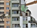 Obyvatelia zbúranej bytovky si budú môcť zo sutín vytriediť osobné veci