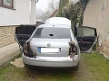 FOTO Zničil bránu a podpálil auto: Páchateľ na miesto prišiel až trikrát za sebou
