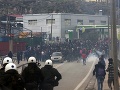 VIDEO Utečenci protestovali proti podmienkam, v akých žijú: Polícia na nich použila slzný plyn